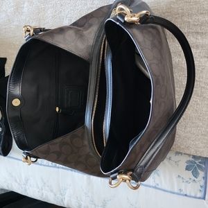 Handbag, coach 3 inside pockets, middle zipper